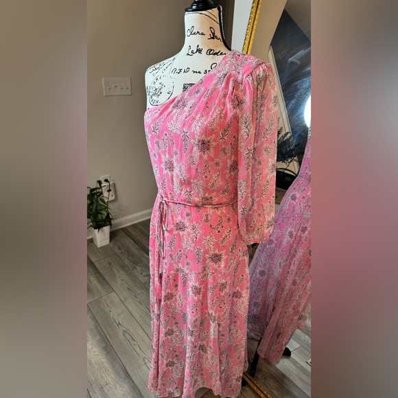 Tayler Elegant Pink Floral One-Shoulder Dress. - Picture 3 of 10
